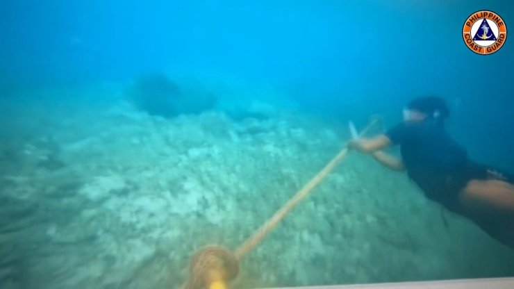 Filipinler, İhtilaflı Sulardaki Çin’in Döşediği Bariyer Ağları Keserek Kaldırdı