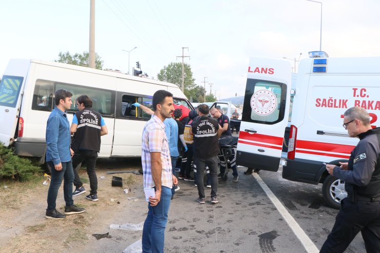 Samsun'da Işık İhlali Yapan Kamyon, Öğrenci Servisine Çarptı: 1 Ölü, 4 Yaralı
