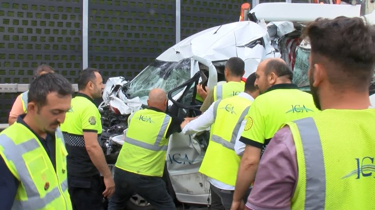 Sarıyer'de Kamyonet Yol Çalışması Yapan İş Makinasına Çarptı: 2 Yaralı