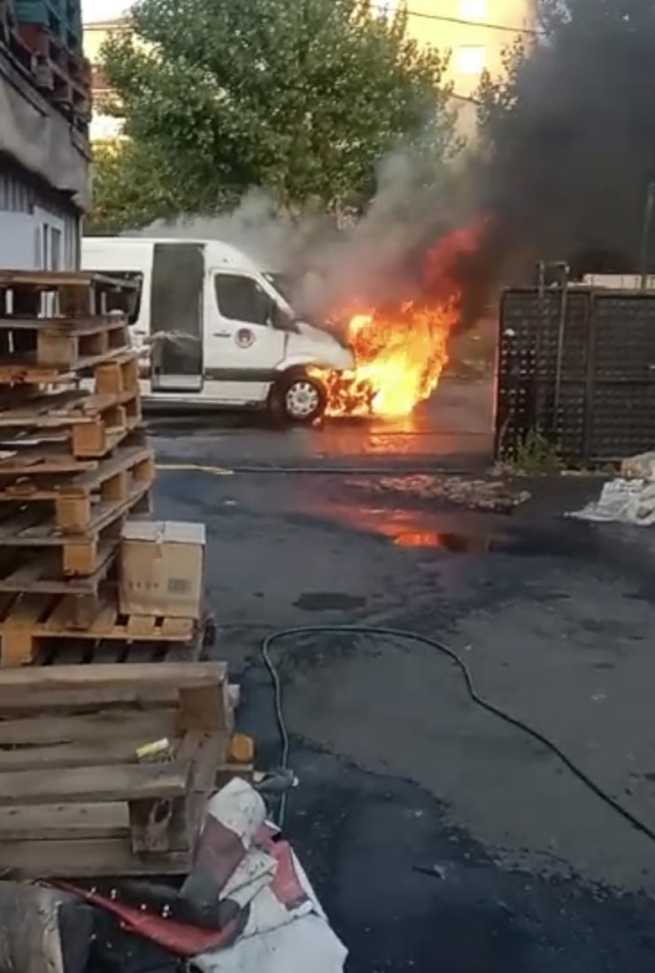 Ümraniye'de Servis Minibüsü Alev Alev Yandı