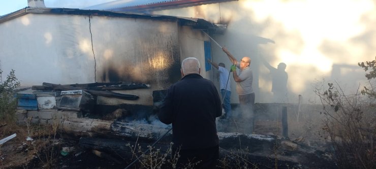 Bahçesindeki Otları Yakmak İsterken Komşusunun Odunluğunu Yaktı