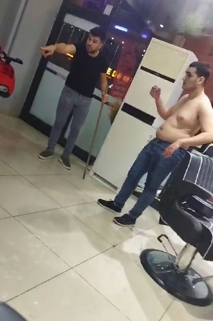 Berber, Çıraklarını Şınav Çektirip, Süründürdü