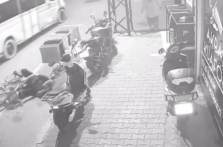 Bisikletten Düştü, Cep Telefonuyla Konuşmaya Devam Etti