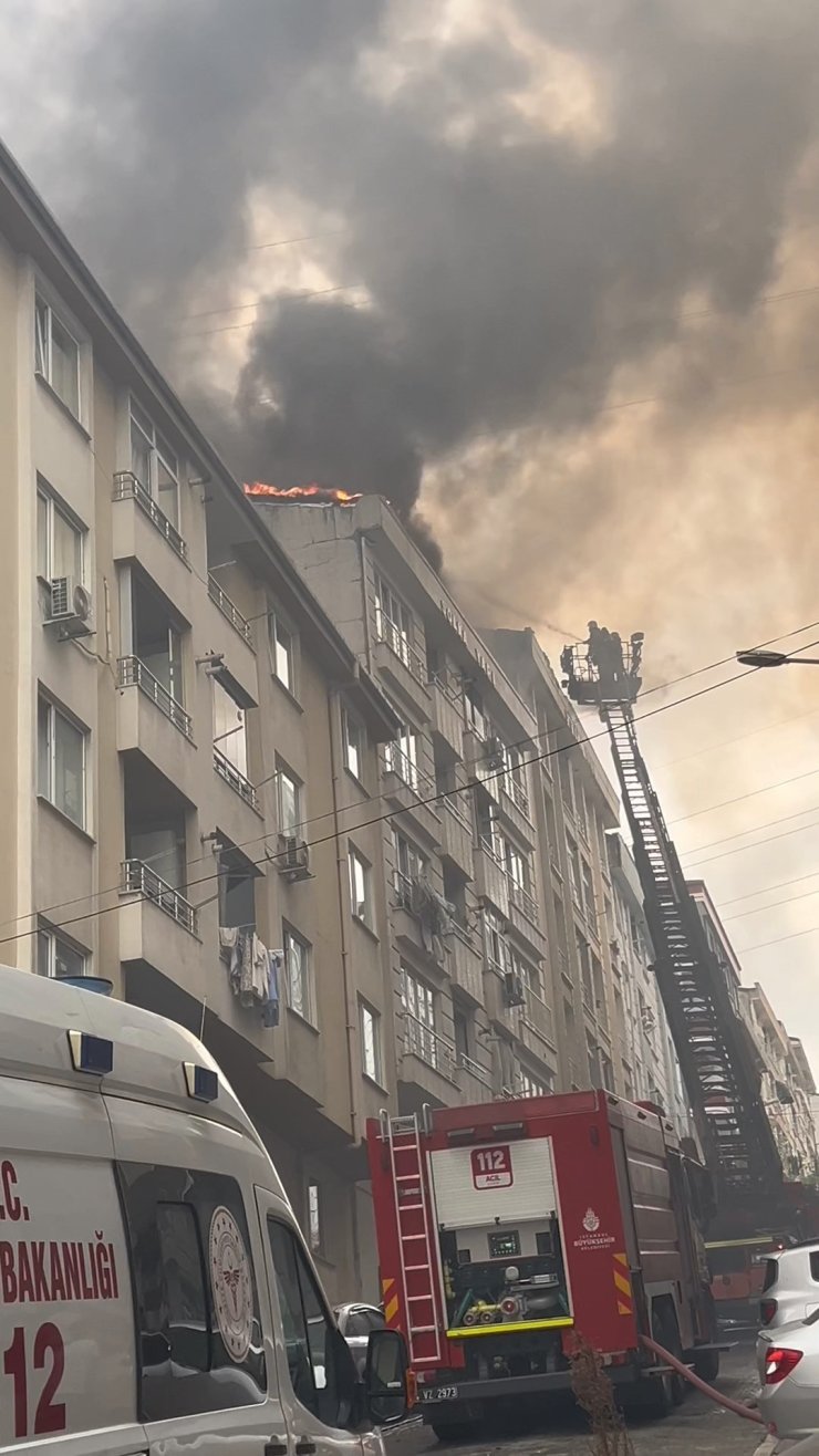Esenyurt’ta Bina Çatısındaki Yangın Paniğe Neden Oldu