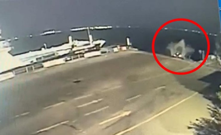 Hafif Ticari Araç Feribot A Binerken Denize Uçtu; Sürücü Can Simidi Atılarak Kurtarıldı