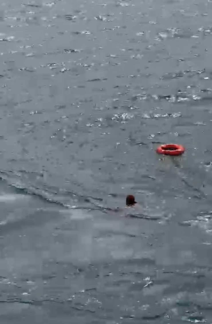 Kadıköy-eminönü Seferini Yapan Vapurdan Denize Düşen Yolcu Kurtarıldı