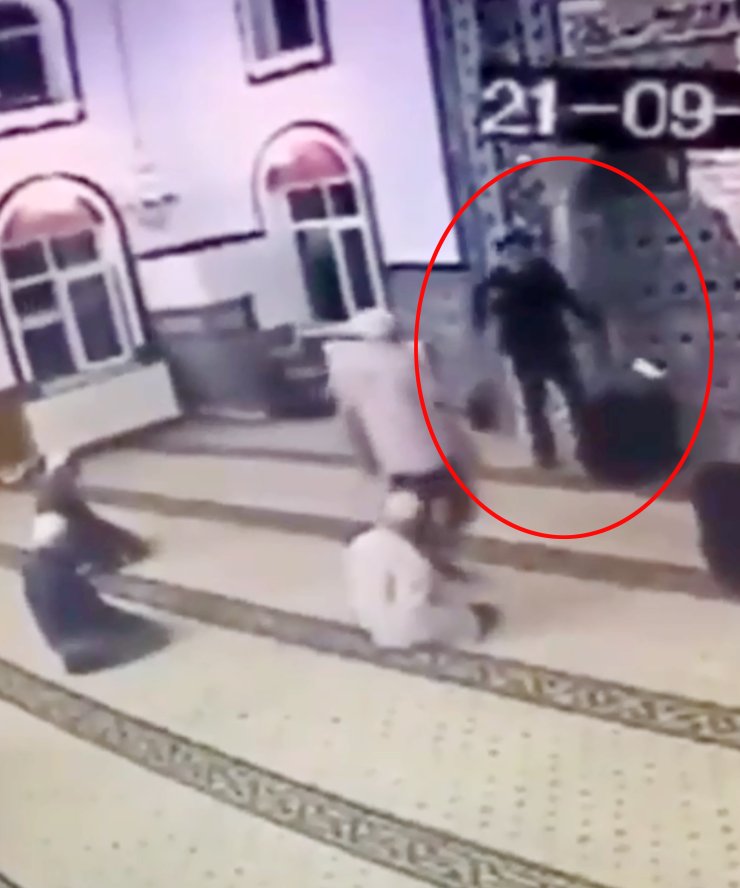 Namaz Sırasında Ayakkabılarıyla Camiye Girip, İmama Bağırdı