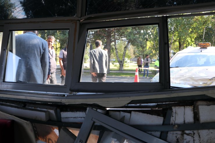 Taksi, Güvenlik Kulübesine Girdi; 4 Yaralı