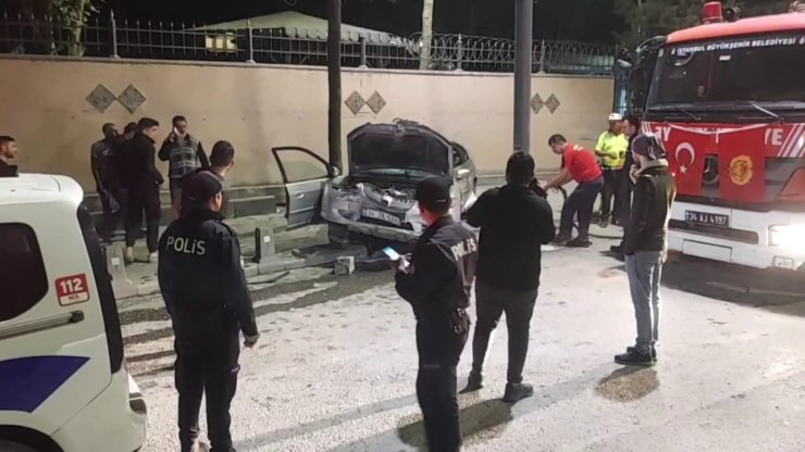 Üsküdar’da Otomobil Aydınlatma Direğine Çarptı:1 Yaralı