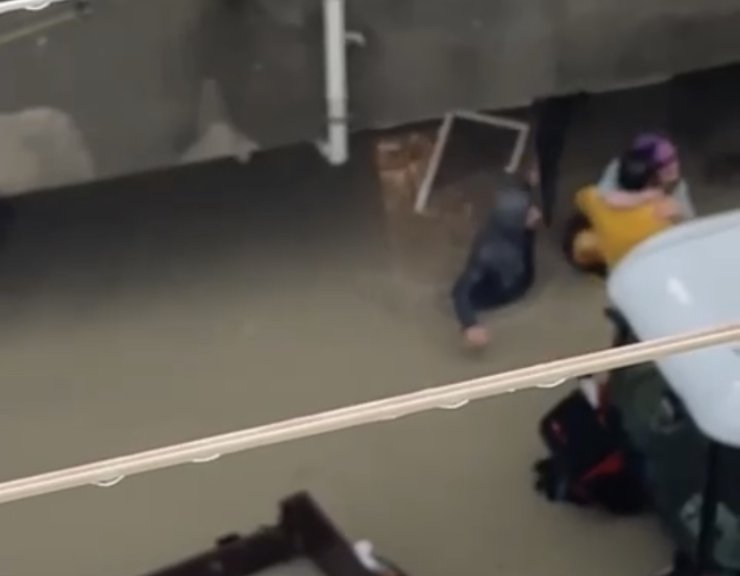 Arnavutköy'de Evinde Mahsur Kalan Kadını Komşuları Kurtardı