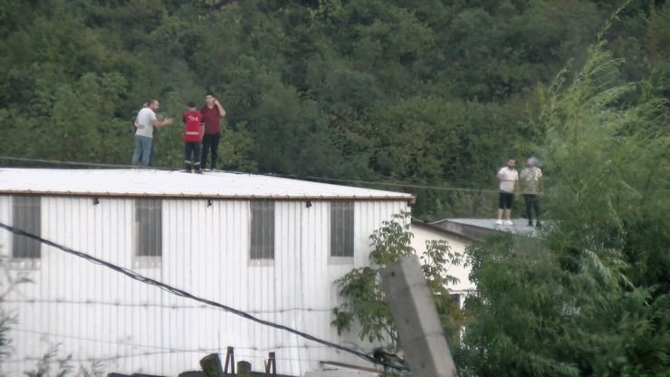 Arnavutköy'de Fabrikayı Su Bastı Çalışanlar Çatıda Mahsur Kaldı