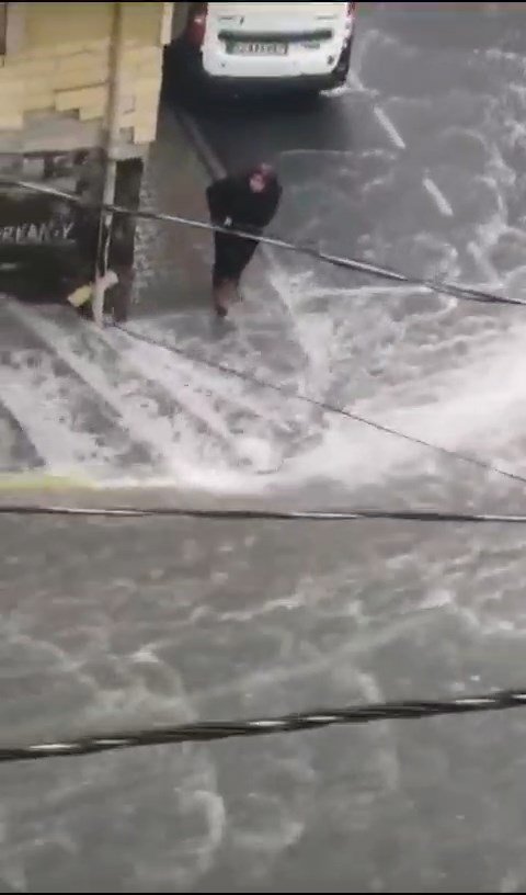 Bayrampaşa'da Sele Kapılan Kadın Sürüklendi