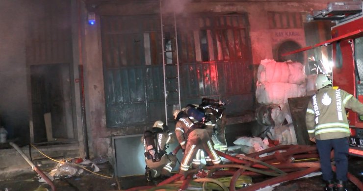 Bayrampaşa'da 4 Katlı İş Hanında Yangın