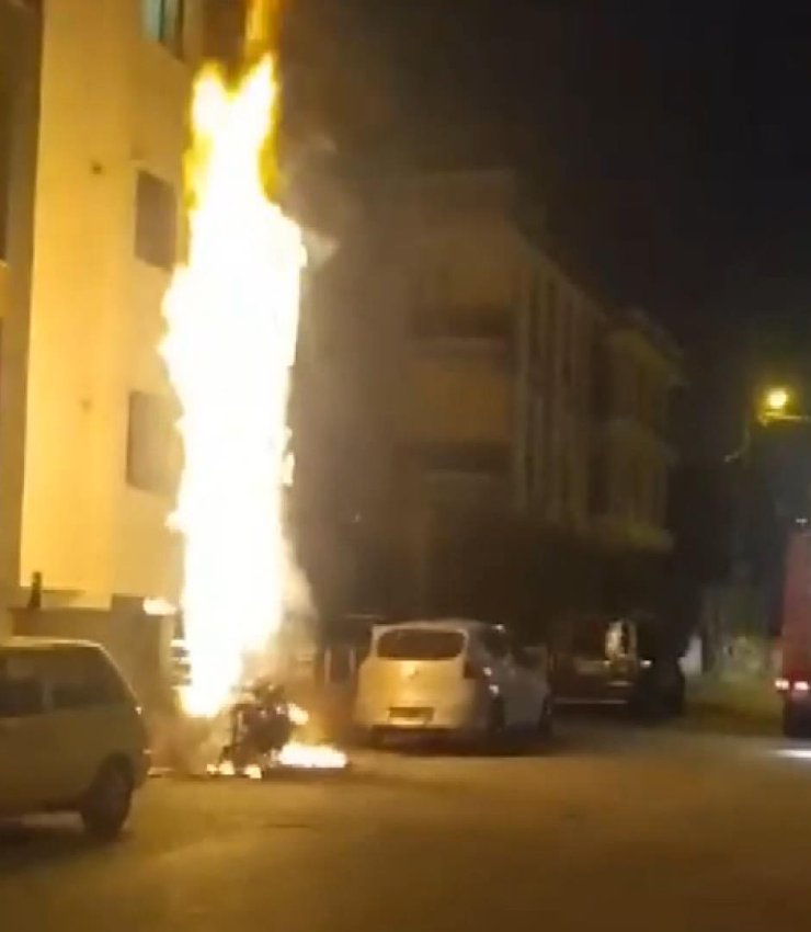 Beylikdüzü'nde Doğal Gaz Kutusu Alev Aldı; O Anlar Kamerada