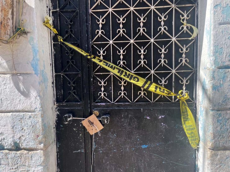 Boşanma Aşamasındaki Eşini Öldürdü; 3 Çocuğu Ve Komşusunu Yaralayıp, İntihar Etti