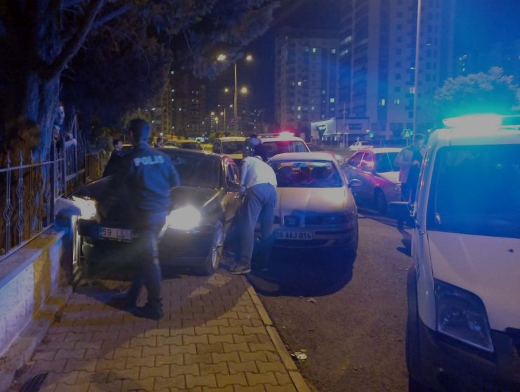 Boşanma Aşamasındaki Eşini Otomobilde Tabanca Kabzasıyla Darbederken Kaza Yaptı