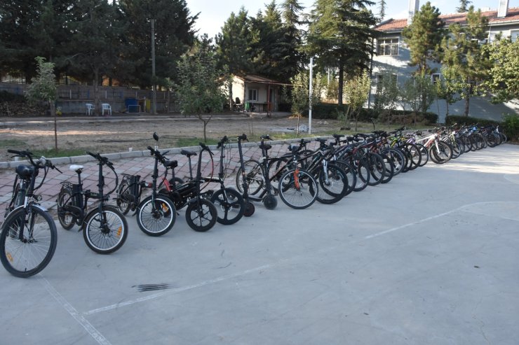 Evin Bahçesinde 53 Çalıntı Motosiklet Ve Bisiklet Bulundu; Baba- Oğul Gözaltına Alındı