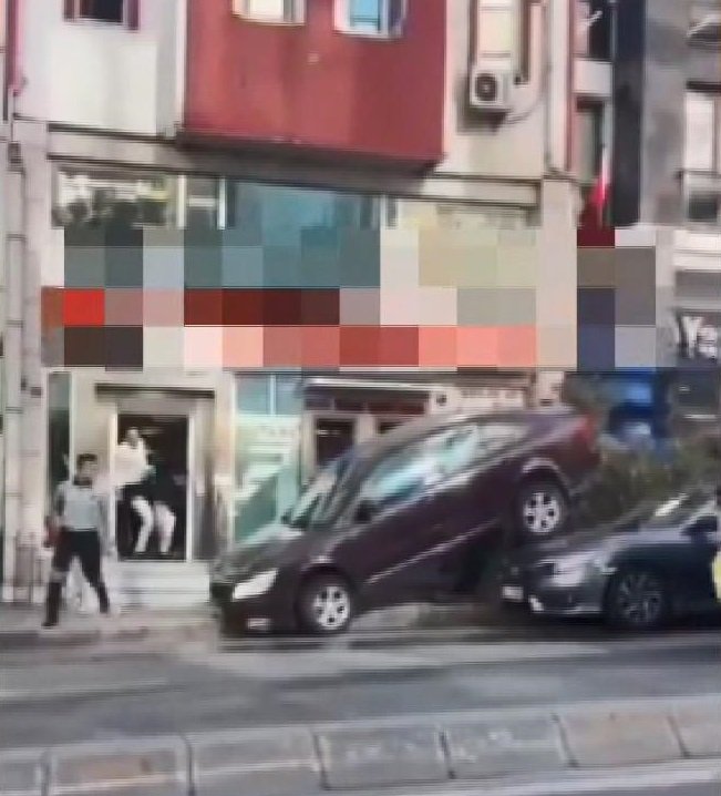 Fatih'te Ağacı Deviren Otomobil Başka Bir Otomobilin Üzerine Çıktı