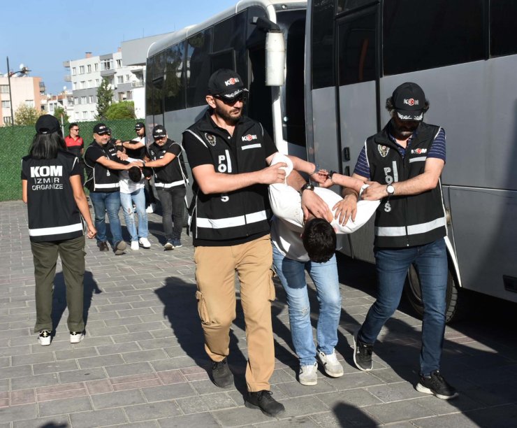 İzmir'de, Adliye Önündeki Çatışmada 20 Şüpheli Adliyede