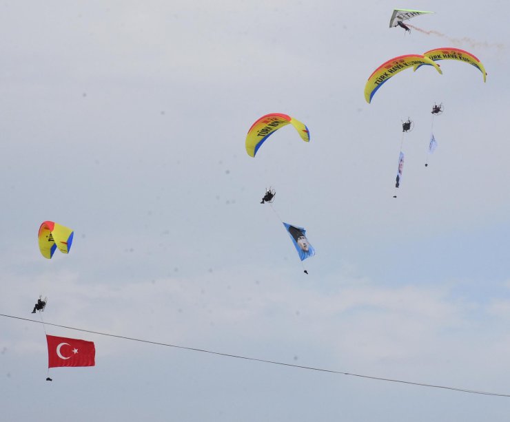 İzmir'de Teknofest'te 2'nci Gün; Paraşüt Atlayış Ekibi Gösteri Yaptı (2)