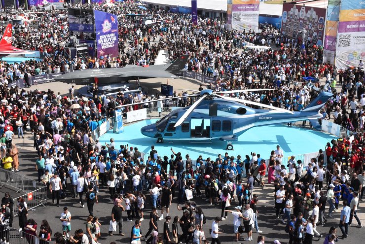 İzmir'de Teknofest'te 2'nci Gün; Paraşüt Atlayış Ekibi Gösteri Yaptı