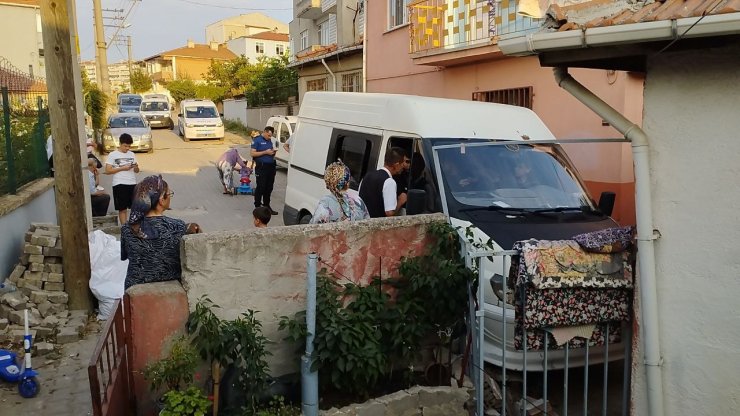 Kaçak Göçmenlerin Taşındığı Minibüs Evin Duvarına Çarptı