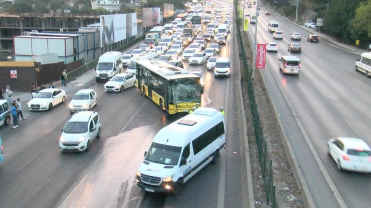 Kadıköy’de İki İett Otobüsü İle Minibüsün Karıştığı Kazada Trafik Felç Oldu