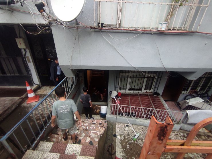 Kağıthane'de Mahsur Kalan Anne İle Çocuğunu İtfaiye Kurtardı