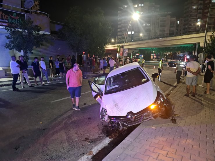 Kaldırımdaki Yayaya Çarparak Ağır Yaraladı; Vatandaşlar Darbetti
