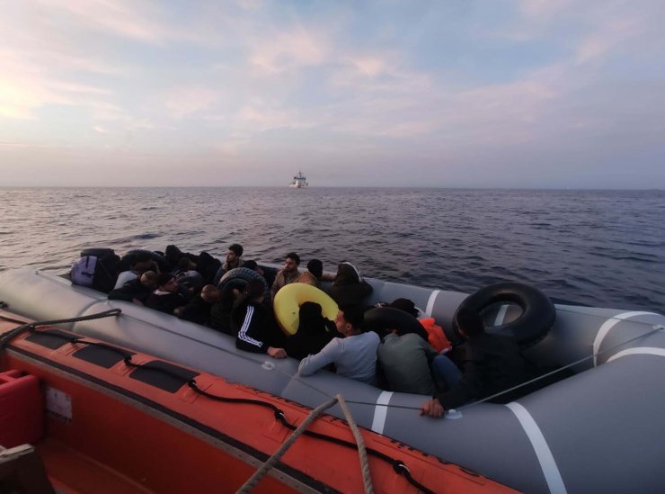 Kuşadası'nda 3 Lastik Botta 93 Kaçak Göçmen Yakalandı