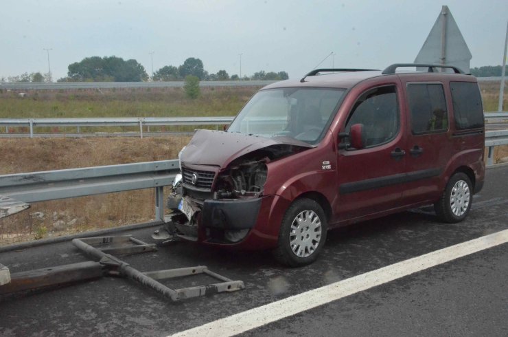 Refüje Çarpan Cipe, Hafif Ticari Araç Çarptı; Akraba 2 Sürücü Yaralandı