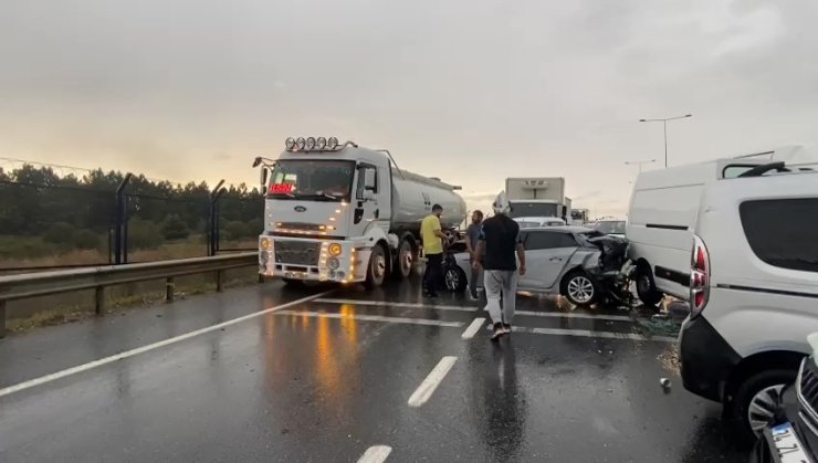 Sultangazi'de Hafriyat Kamyonu 6 Araca Çarparak Durabildi