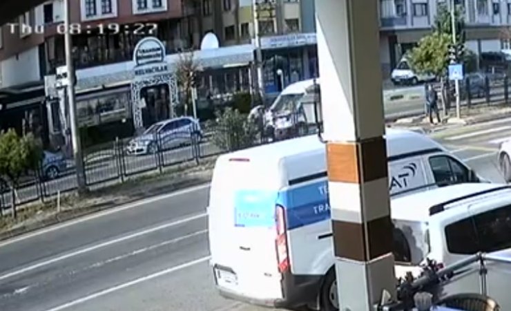 Yaya Geçidinde Minibüs Çarpan Melike Ve Rabia, Yaralandı