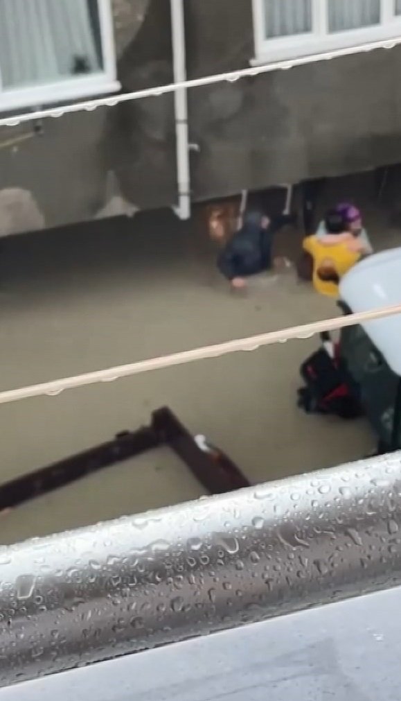 Arnavutköy'de Su Basan Evden Komşularının Kurtardığı Kadın O Anları Anlattı