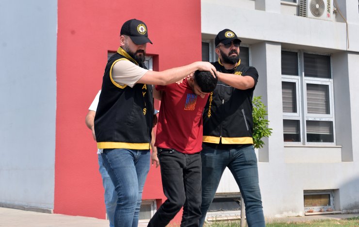 Babasını Ve Kendisini Dövdüğünü İddia Ettiği Husumetlisini Av Tüfeğiyle Öldürdü