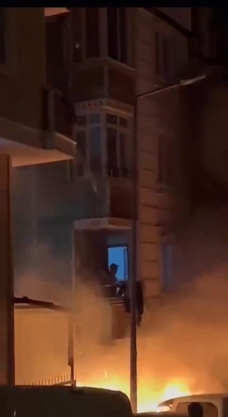 Esenyurt'ta Eski Kıyafetleri Yaktı, 2 Otomobili Küle Çevirdi