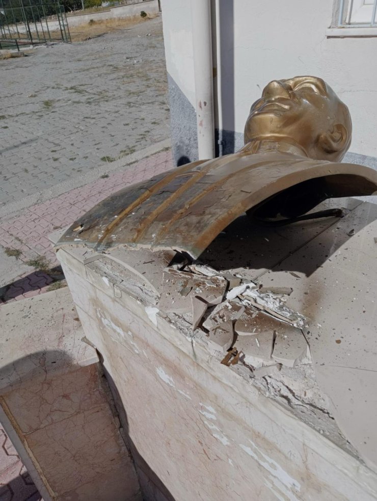 Niğde'de Atatürk Büstüne Zarar Veren 2 Kişi Gözaltına Alındı