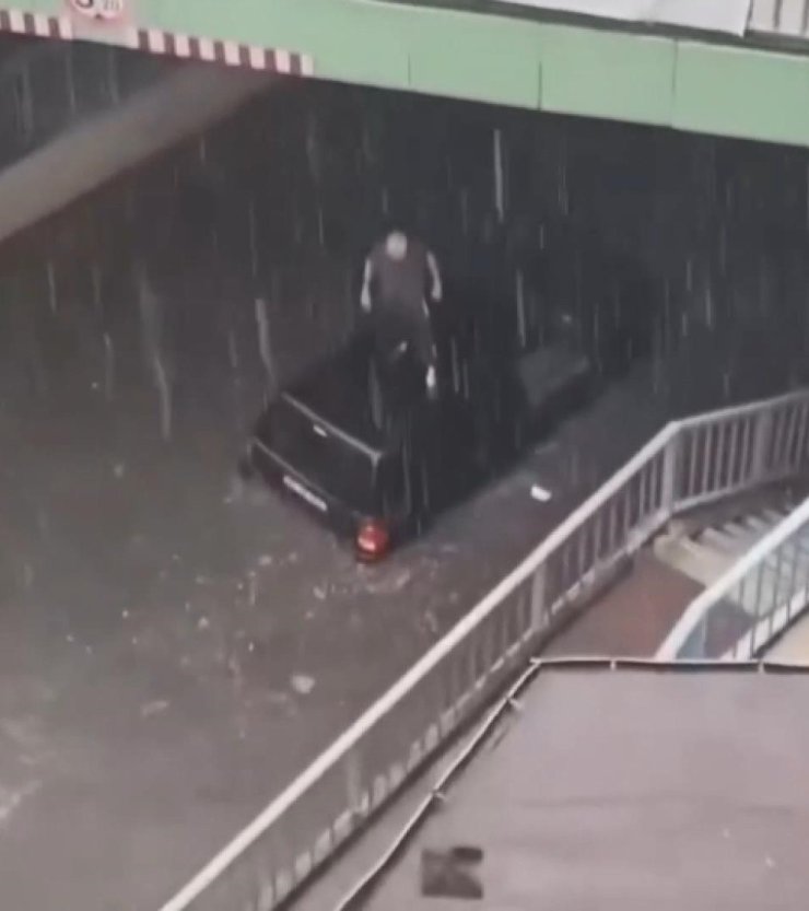 Pendik'te Alt Geçitte Mahsur Kaldı; Merdiven Korkuluklarına Atlayarak Kurtuldu