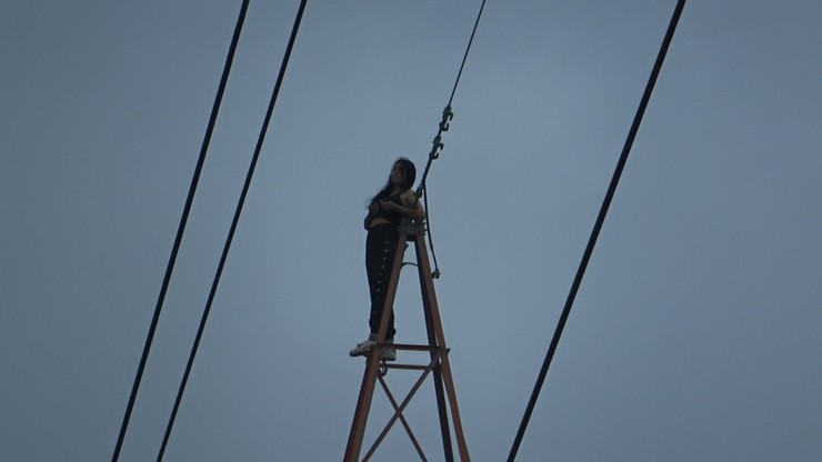 samsunda-erkek-arkadasi-ile-tartisan-bir-genc-kiz-40-metre-yuksekliginde-154-bin-voltluk-yuksek-gerilim-hatti-diregine-cikti-2.jpg