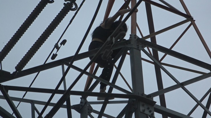 samsunda-erkek-arkadasi-ile-tartisan-bir-genc-kiz-40-metre-yuksekliginde-154-bin-voltluk-yuksek-gerilim-hatti-diregine-cikti-3.jpg