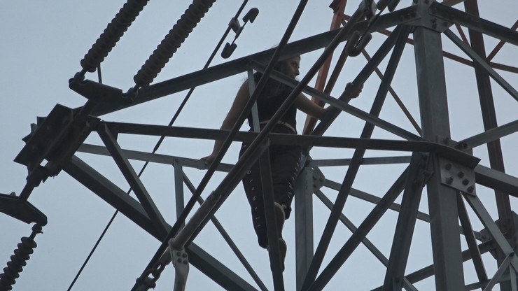 samsunda-erkek-arkadasi-ile-tartisan-bir-genc-kiz-40-metre-yuksekliginde-154-bin-voltluk-yuksek-gerilim-hatti-diregine-cikti-4.jpg