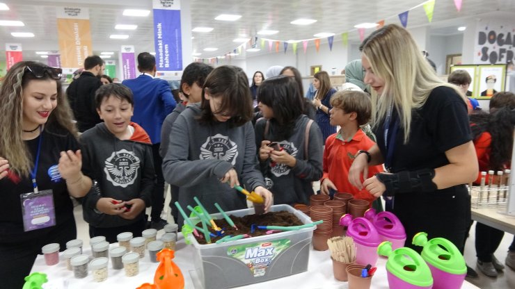 Yüzlerce Öğrenci, Akademisyenlerle Buluşup, Deney Yaptı