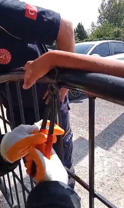 12 Yaşındaki Çocuğun Bileğine, Park Korkuluğundaki Tel Saplandı