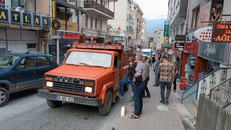 artvinde-vatandaslar-arizalanan-kamyoneti-iterek-yolu-trafige-acti-5.jpg