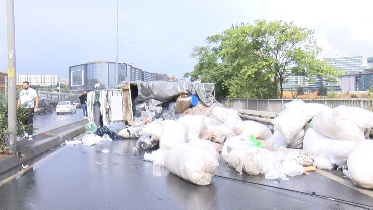 Geniş Haber // Küçükçekmece'de Kamyonet Devrildi 2 Yaralı