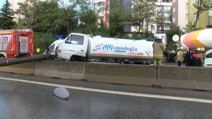 Kartal'da Mazot Yüklü Tanker İle Beton Mikseri Çarpıştı