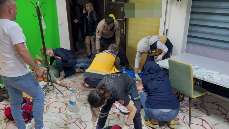 Komşu Esnaf Arasında Bıçak Ve Sopalı 'Sigara İzmariti' Kavgası: 4 Yaralı