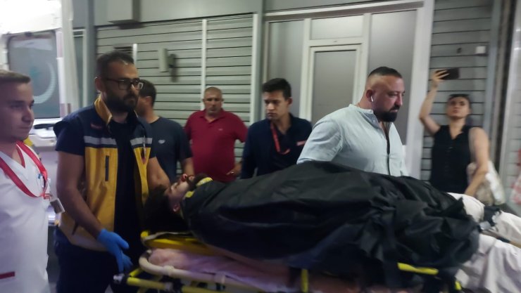 Konsere Giden Rap Şarkıcılarının İçinde Bulunduğu Minibüs Kaza Yaptı: 7 Yaralı