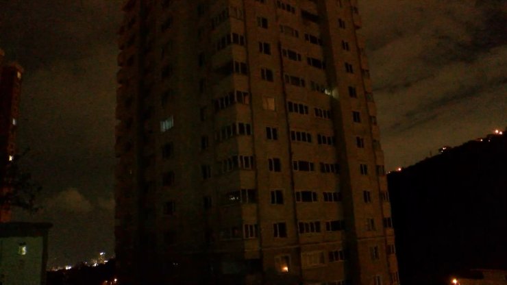 Maltepe'de Yaşamın Devam Ettiği 'Dayanıksız Site' Karanlığa Gömüldü