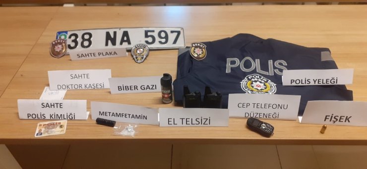Sahte Polis Yeleğiyle Gezerken Bekçilere Yakalandılar; 3 Gözaltı